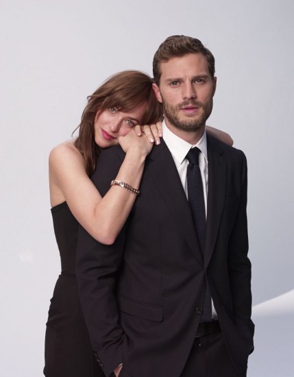 Με τον συμπρωταγωνιστή της Jamie Dornan δεν έχει σταματήσει να κάνει φωτογραφίσεις