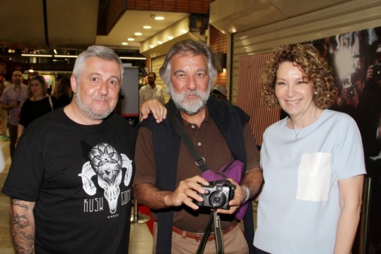 Στάθης Παναγιωτόπουλος, παρουσιαστής της βραδιάς , Άρις Γεωργίου αρχιτέκτων, εικαστικός και Ζωγράφος , Λήδα Παπαδοπούλου, σύμβουλος επικοινωνίας