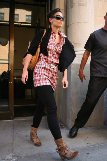 Η Katie Holmes με καρό πουκάμισο και biker boots