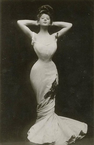 Η ηθοποιός Camille Clifford αντιπροσώπευε την κλασσική γυναικεία φιγούρα στις αρχές του 20ου αιώνα