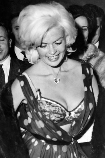 Το sex-symbol των 50s, Jane Mansfield, αποκαλύπτει το σουτιέν της σε βραδινή της έξοδο