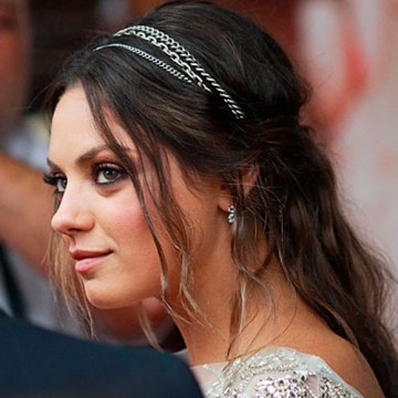 Η Mila Kunis με κορδέλα-κόσμημα και ατημέλητο χτένισμα