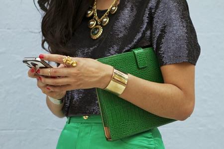 emerald-green-details-golden-jewelry