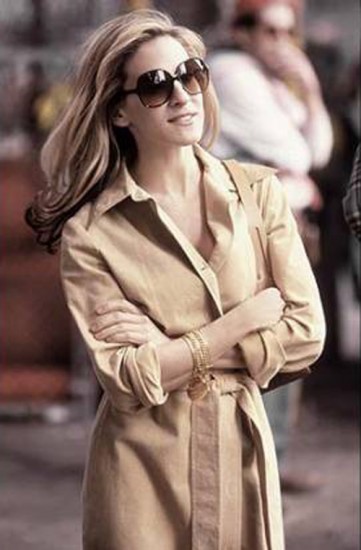 Η Κάρι Μπράντσο με σεμιζιέ φόρεμα και γυαλιά ηλίου Jackie O