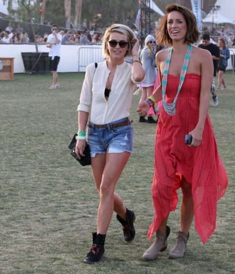 H Τζούλιαν Χιου στο φετινό Coachella Festival με cut-off τζιν σορτς