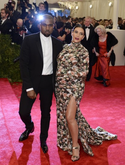 H Kim Kardashian με floral Givenchy με τον σύντροφό της Kanye West