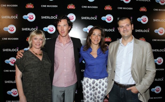 (Aπό δεξιά):Ο Διευθυντής BU OTE TV, Δημήτρης Μιχαλάκης, η Διευθύντρια Εταιρικής Επικοινωνίας, Ντέπυ Τζιμέα, ο Benedict Cumberbatch και η Sue Vertue