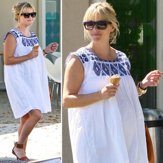 reese-witherspoon-pregnant-look-embroided-dress