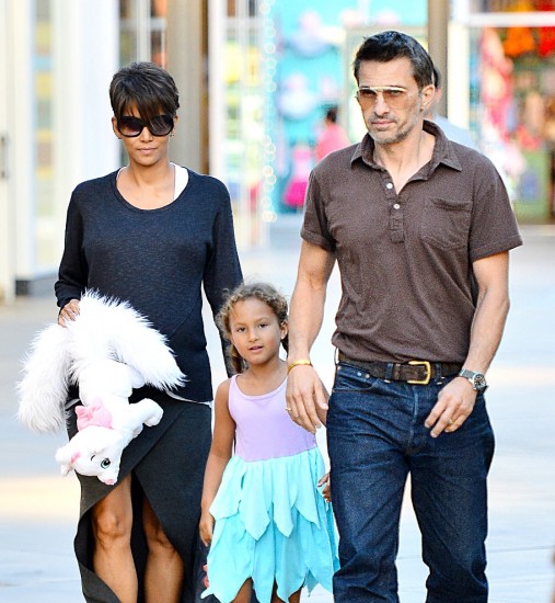 H Halle Berry με τον άντρα της Olivier Martinez και την κόρη της Nahla