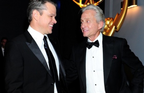 O Michael Douglas με τον Matt Damon στην 65η Απονομή των βραβείων Έμμυ