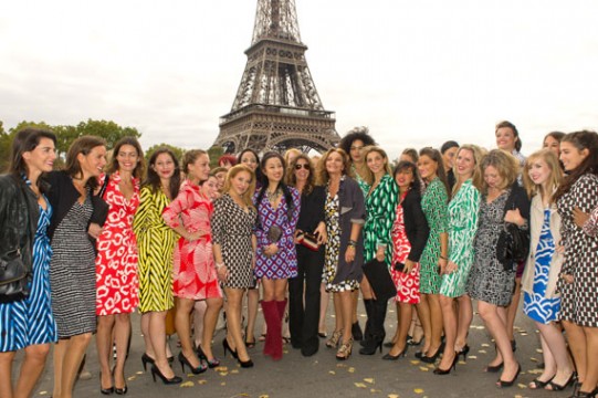 Η Diane Von Furstenberg ποζάρει στο Παρίσι μαζί με γυναίκες που φορούν τα φορέματα της