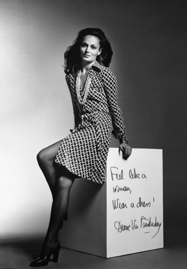 H Diane Von Furstenberg ποζάρει τη δεκαετία του '70 με το δημιούργημα της