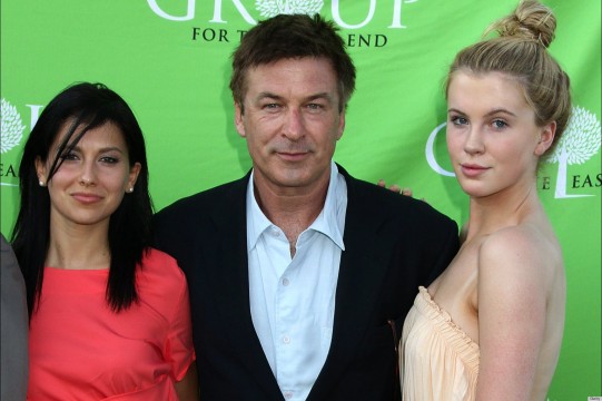 Ο Alec Baldwin ανάμεσα στη δεύτερη σύζυγο του, Hilaria (αριστερά) και την κόρη του Ireland (δεξιά)