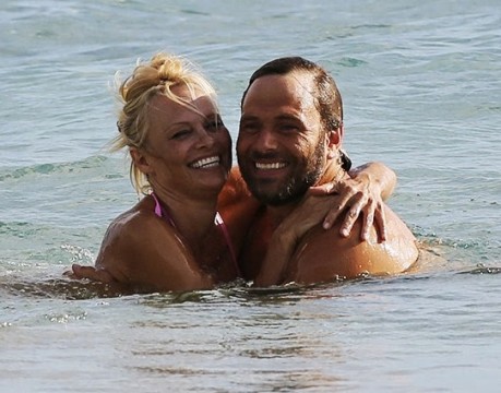 pamela-anderson-rick-solomon-beach-bikini-splash-3