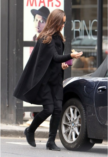 Η Pippa Middleton με μαύρη κάπα