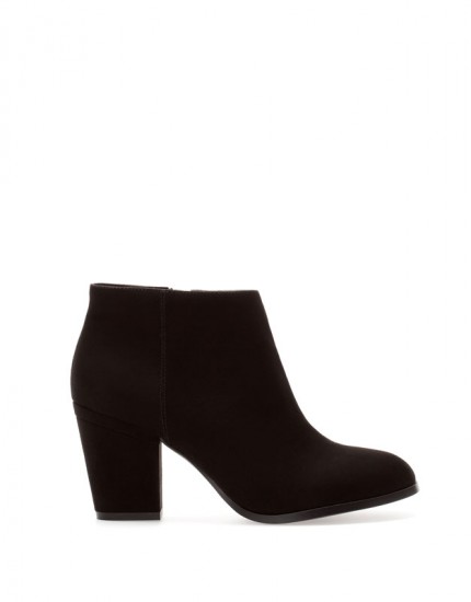 Ankle boots με τετράγωνο τακούνι Pull n’ Bear (35,99€)