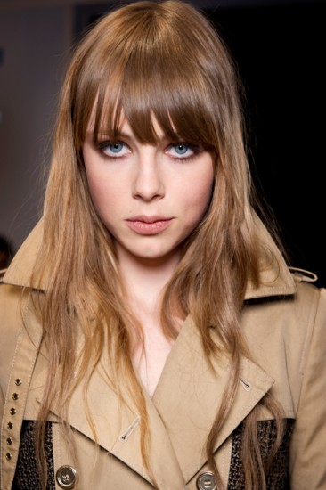 Η ανταγωνίστρια της Cara Delevingne, Edie Campbell