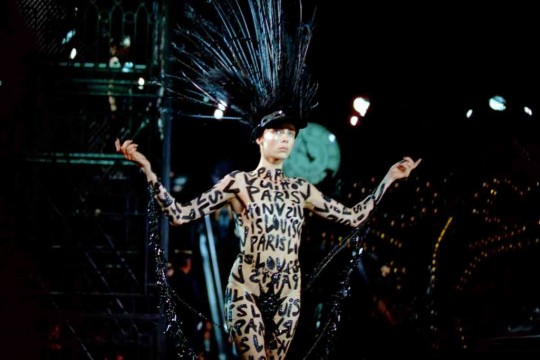 Η Εdie Campbell περπάτησε στο τελευταίο catwalk του Marc Jacobs για τη Louis Vuitton