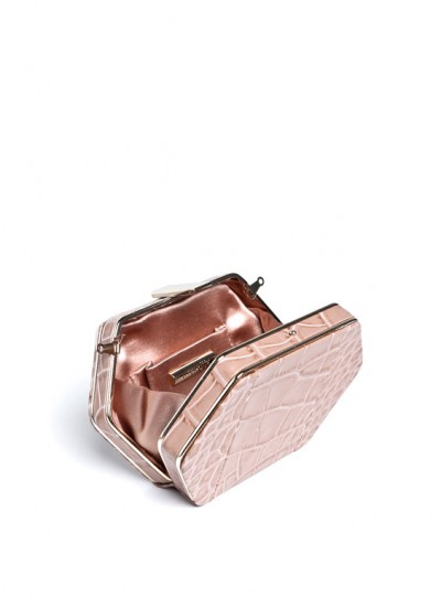 Γεωμετρικό clutch με τύπωμα croco skin Uterque (79€)