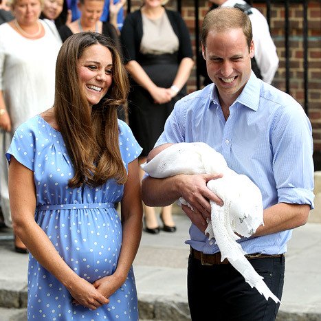 H Kate Middleton κατά την έξοδο της από το μαιευτήριο μαζί με τον πρίγκιπα William και τον νεογέννητο γιο τους