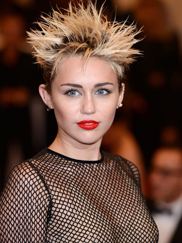 Η Miley Cyrus μας έδωσε αφορμή να τη συζητήσουμε και για το hair look της