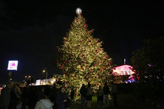 To χριστουγεννιάτικο δέντρο του McArthurGlen