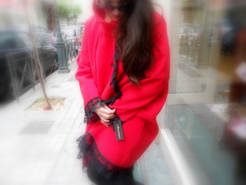 Το κορίτσι του That's Life, Ειρήνη με κόκκινο κασμιρένιο παλτό Μαστρόκαλος