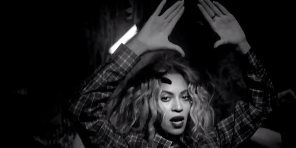 H Beyonce όπως εμφανίζεται στο βίντεο κλιπ του τραγουδιού «Flawless»