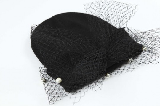 BCBG Max Azria beanie με pom pom & βέλο