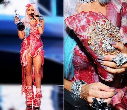 Το flesh ή meat dress της Lady Gaga στο VMAS του MTV το 2010