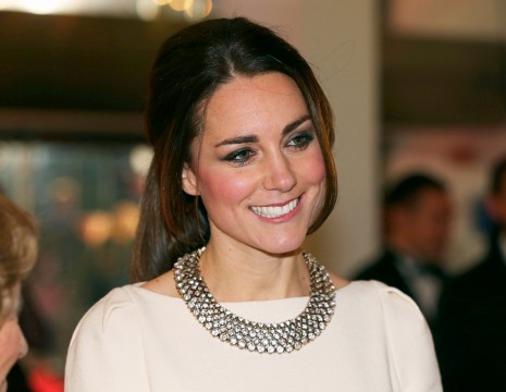 H Kate Middleton με κολιέ Zara των 30 ευρώ