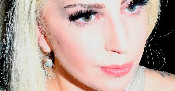 Η Lady Gaga με σκουλαρίκια silver drop crystal Sheena Swarovski 