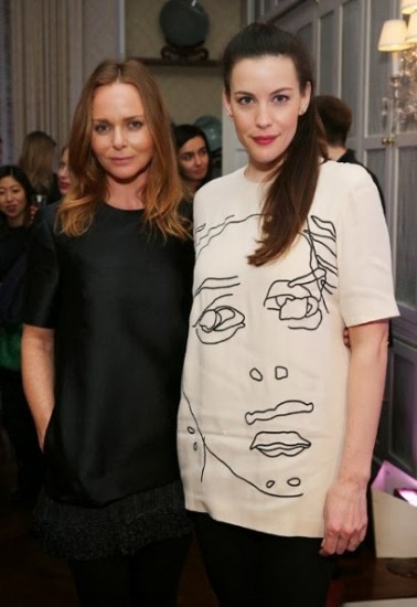 H Stella McCartney με τη Liv Tyler