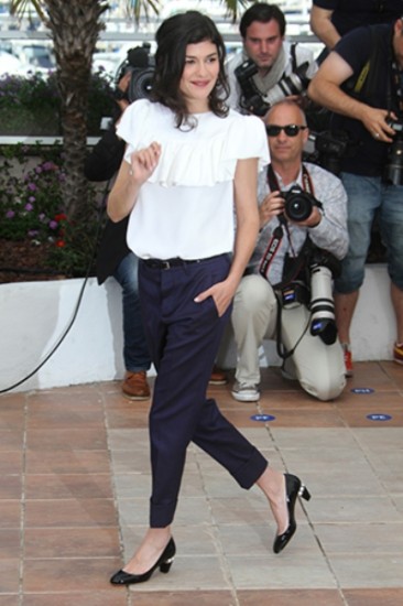 H Audrey Tautou με χαμηλά τακούνια & crop παντελόνι