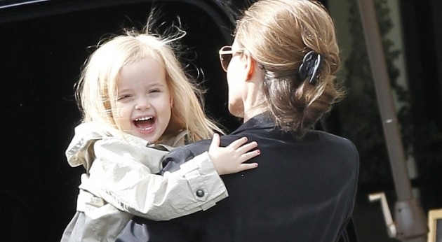 H μικρή Vivienne στην αγκαλιά της μαμάς της Angelina Jolie