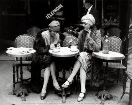 Γαλλίδες απολαμβάνουν τον καφέ τους τη δεκαετία του '30