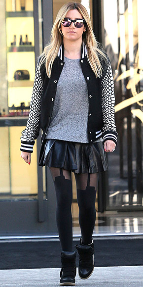 To casual look της Ashley Tisdale με garter tights