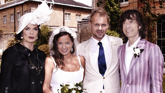 Η Jade Jagger την ημέρα του γάμου της με τον Adrian Fillary, ανάμεσα στους γονείς της Bianca και Mick.