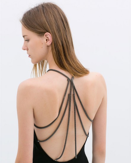 Midi φόρεμα με αλυσίδες στην πλάτη Zara (49,95€)