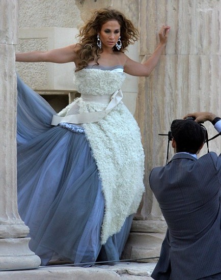 H Jennifer Lopez ποζάρει το 2008 σε μια μοναδική φωτογράφιση στον Παρθενώνα