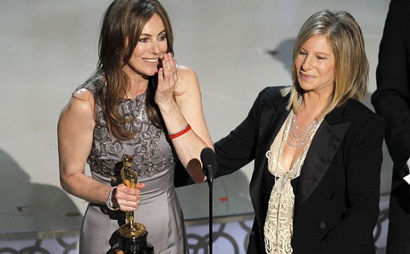 H Kathryn Bigelow παραλαμβάνει συγκινημένη το βραβείο καλύτερης σκηνοθεσίας από την Barbra Streisand