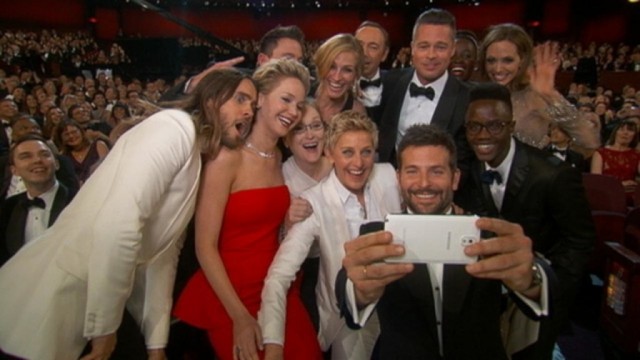 To περίφημο (και για πολλούς διαβόητο) selfie της βραδιάς των Όσκαρ