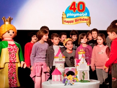 Οι μικροί φίλοι των Playmobil σβήνουν την τούρτα για τα 40α γενέθλια του αγαπημένου τους παιχνιδιού