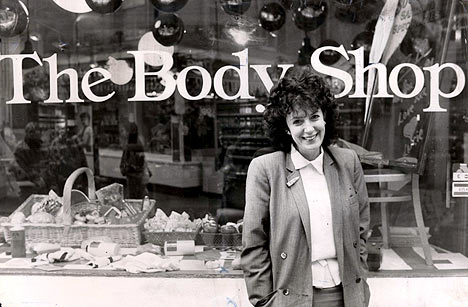 Η Dame Anita Roddick μπροστά στη βιτρίνα του πρώτου καταστήματος The Body Shop (1976)