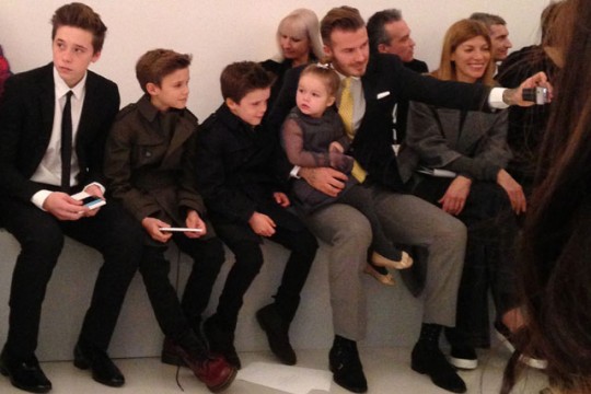 O David Beckham τραβά φωτογραφία τον ίδιο και τα παιδιά του στο fashion show της συζύγου του τον Φεβρουάριο του 2014