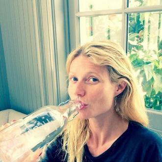H Gwyneth Paltrow έδειξε την αγάπη της για το νερό όταν ανέβασε αυτή τη φωτογραφία στο Instagram την Παγκόσμια Ημέρα Νερού