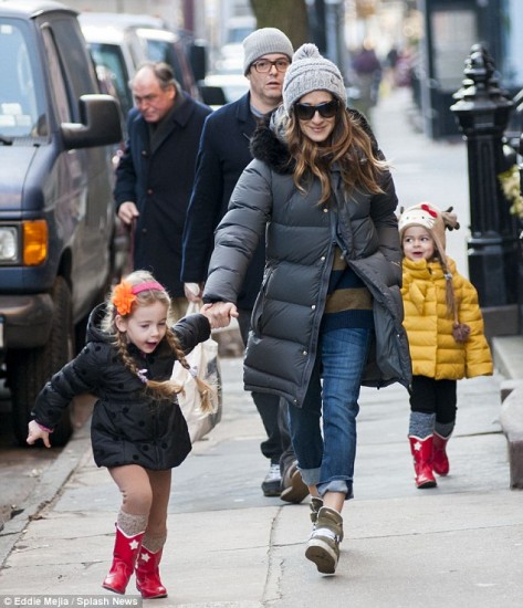 Η Sarah Jessica Parker και σύζυγος της βγαίνουν βόλτα μαζί με τις κόρες τους