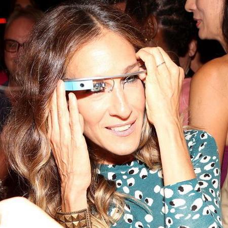 H Sarah Jessica Parker ήταν μία από τις πρώτες που δοκίμασαν το Google Glass σε παλαιότερο fashion show της Diane Von Furstenberg αλλά δεν "γκουγκλάρει" ποτέ τον εαυτό της