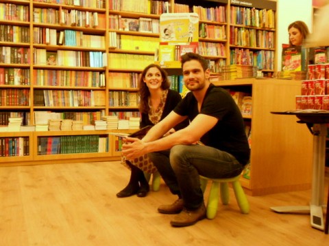 Η Κατερίνα Μαρκαδάκη και ο Δημήτρης Ουγγαρέζος στην παρουσίαση του βιβλίου στο βιβλιοπωλείο Ευρυπίδης (Νέα Κηφισιά) 