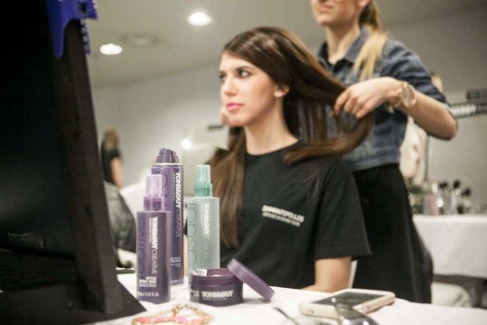 Backstage-δημιουργία των hair looks με προϊόντα Toni & Guy